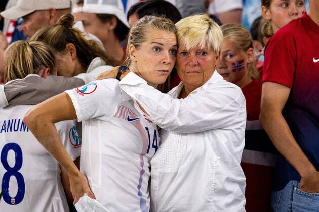 220715 Ada Hegerberg of Norway and her mother after the UEFA Women s Euro 2022 group stage match between Austria and Norway on July 15, 2022 in Brighton Photo Vegard Grott BILDBYRAN kod VG VG0329 bbeng fotboll football soccer fotball fotbolls em europamästerskap em fotball em uefa womens euro dam international norway norway austria austria austria day10,  Copyright: VEGARDxGRoTT BB220715VG132