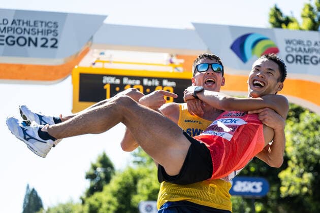 220715 Perseus Karlström of Sweden and Toshikazu Yamanishi of Japan celebrate after competing in men s 20 km race walk during day 1 of the 2022 World Athletics Championships on July 15, 2022 in Eugene Photo Joel Marklund BILDBYRAN kod JM JM0323 bbeng friidrott athletics friidrett 2022 world athletics championships world athletics championships oregon22 friidrotts vm friidretts vm vm gang sverige jubel,  Copyright: JOELxMARKLUND BB220715JM091