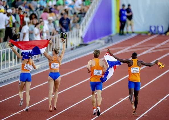EUGENE Femke Bol, Lieke Klaver, Tony van Diepen and Liemarvin Bonevacia celebrate their second place after the final 4x400 meter mixed relay on the first day of the World Athletics Championships at the Hayward Field stadium ANP ROBIN VAN LONKHUIJSEN World Athletics Championships Oregon22 Day One 2022 xVIxANPxSportx xxANPxIVx 451844771 originalFilename: 451844771.jpg