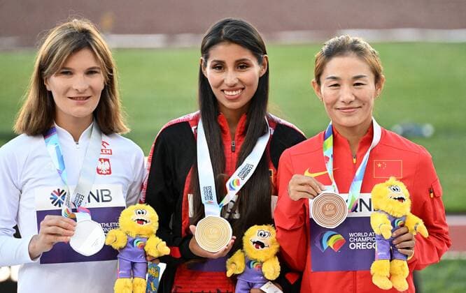 (220716) -- EUGENE, July 16, 2022 -- Gold medalist Kimberly Garcia Leon (C) of Peru, silver medalist Katarzyna Zdzieblo (L) of Poland and bronze medalist Qieyang Shijie of China attend the awarding ceremony of women s 20km race walk at the World Athletics Championships Oregon22 in Eugene, Oregon, the United States, July 15, 2022. ) (SP)U.S.-EUGENE-ATHLETICS-WORLD CHAMPIONSHIPS-WOMEN S 20KM RACE WALK-AWARDING CEREMONY WuxXiaoling 