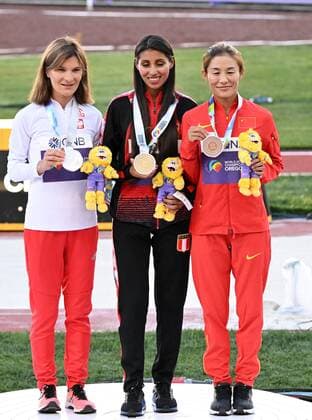 (220716) -- EUGENE, July 16, 2022 -- Gold medalist Kimberly Garcia Leon (C) of Peru, silver medalist Katarzyna Zdzieblo (L) of Poland and bronze medalist Qieyang Shijie of China attend the awarding ceremony of women s 20km race walk at the World Athletics Championships Oregon22 in Eugene, Oregon, the United States, July 15, 2022. ) (SP)U.S.-EUGENE-ATHLETICS-WORLD CHAMPIONSHIPS-WOMEN S 20KM RACE WALK-AWARDING CEREMONY WuxXiaoling 