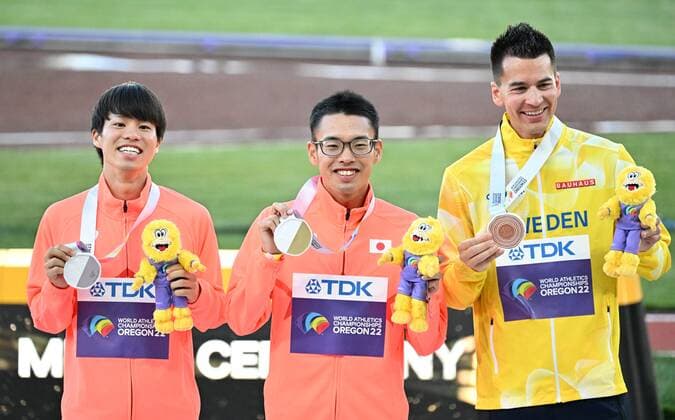 (220716) -- EUGENE, July 16, 2022 -- Gold medalist Yamanishi Toshikazu (C) of Japan, silver medalist Ikeda Koki (L) of Japan and bronze medalist Perseus Karlstrom of Sweden attend the awarding ceremony of men s 20km race walk at the World Athletics Championships Oregon22 in Eugene, Oregon, the United States, July 15, 2022. ) (SP)U.S.-EUGENE-ATHLETICS-WORLD CHAMPIONSHIPS-MEN S 20KM RACE WALK-AWARDING CEREMONY WuxXiaoling 