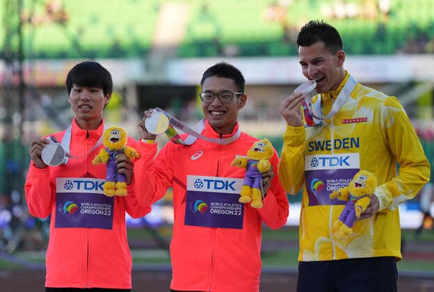 (220716) -- EUGENE, July 16, 2022 -- Gold medalist Yamanishi Toshikazu (C) of Japan, silver medalist Ikeda Koki (L) of Japan and bronze medalist Perseus Karlstrom of Sweden pose during the awarding ceremony of men s 20km race walk at the World Athletics Championships Oregon22 in Eugene, Oregon, the United States, July 15, 2022. ) (SP)U.S.-EUGENE-ATHLETICS-WORLD CHAMPIONSHIPS-MEN S 20KM RACE WALK-AWARDING CEREMONY WangxYing 