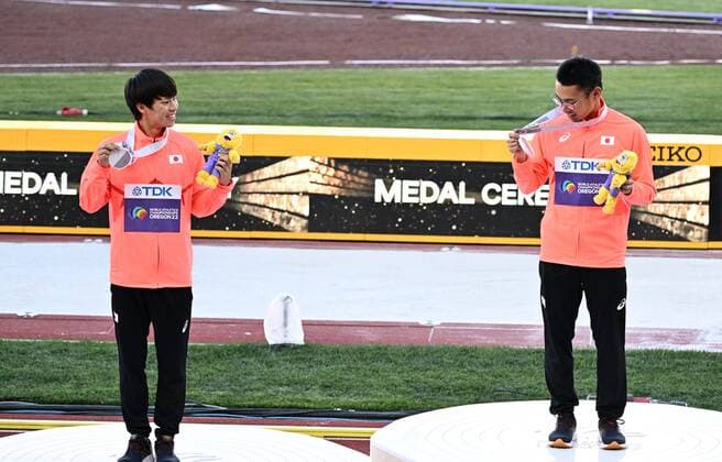 (220716) -- EUGENE, July 16, 2022 -- Gold medalist Yamanishi Toshikazu (R) of Japan and silver medalist Ikeda Koki of Japan attend the awarding ceremony of men s 20km race walk at the World Athletics Championships Oregon22 in Eugene, Oregon, the United States, July 15, 2022. ) (SP)U.S.-EUGENE-ATHLETICS-WORLD CHAMPIONSHIPS-MEN S 20KM RACE WALK-AWARDING CEREMONY WuxXiaoling 