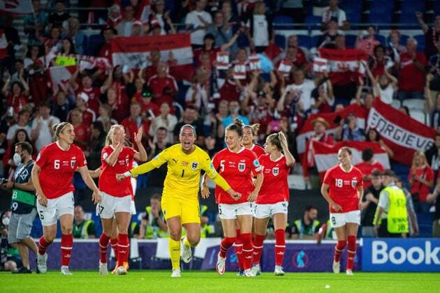 Katharina Schiechtl Austria 6 , Goalkeeper Manuela Zinsberger Austria 1 , Annabel Schasching Austria 5 , and team celebrate victory, GBR, Austria vs Norway, Football UEFA Womens EURO 2022, 15 07 2022, Group A, Matchday 3 GBR, Austria vs Norway, Football UEFA Womens EURO 2022, 15 07 2022, Group A, Matchday 3 Brighton Copyright: xEibner Memmlerx EP_MMR
