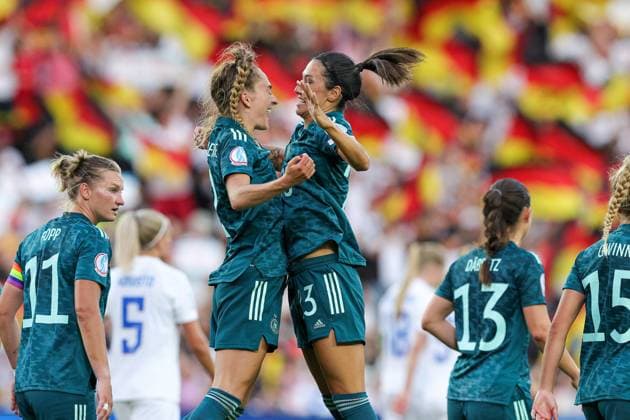 Sport Bilder des Tages Finland Women v Germany UEFA WOMEN?S EURO 2022 16 07 2022. Group B Goal 0-1 Sophia Kleinherne of Germany Women scores a goal and celebrates during the UEFA WOMEN?S EURO 2022 match between Finland Women and Germany at stadium:mk, Milton Keynes, England on 16 July 2022. Editorial use only , Copyright: xNigelxKeenex PSI-15477-0034