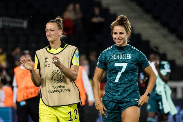 UEFA WOMENS EURO ENGLAND 2022 Finland Germany 16 07 2022 Lena Oberdorf Germany, 6 in Lea Schueller Germany jersey, 7 after the match UEFA WOMENS EURO ENGLAND 2022 Finland Germany MK Dons, Milton Keynes, 16 07 2022 Copyright: xBEAUTIFULxSPORTS Wunderlx