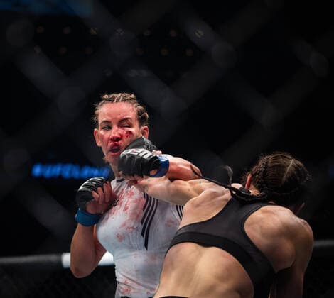 Bilder des Jahres 2022, Sport 07 Juli Sport Bilder des Tages July 16, 2022, Elmont, NY, US: Miesha TateÃ¢â‚¬â ¢s face busted open during her flyweight bout against Lauren Murphy in the UBS Arena in Long Island NY Elmont US - ZUMAp172 20220716_zsp_p172_001 Copyright: xDavidxPerezx