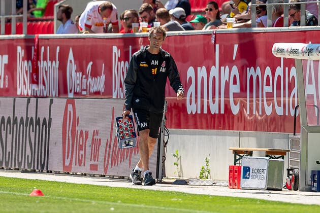 Dr Andreas Harlass Neuking team doctor, SSV Jahn Regensburg provides refreshment during the warm up SSV Jahn Regensburg vs SV Darmstadt 98, Football, 2 Bundesliga, 1 Matchday, Season 2022 2023, 16 07 2022 DFL DFB REGULATES PROHIBIT ANY USE OF PHOTOGRAPHS as IMAGE SEQUENCES and or QUASI VIDEO SSV Jahn Regensburg vs SV Darmstadt 98, Soccer, 2 Bundesliga, 1 Matchday, Season 2022 2023, 16 07 2022 Regensburg Copyright: xEibnerxPressefoto HeikexFeinerx EP_EER