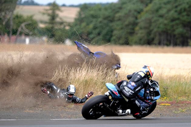 Sport Bilder des Tages Crash During Scottish Superbikes Race At East Fortune East Fortune, UK. 17 Jul.2022. Sunday Race 9: (69) Jordan Fleming of Lochgelly riding a Yamaha R1 in the Scottish Superbikes class, at the first corner after the start, leans in, seconds before he crashed out of the race, sending his machine flying thru the air, Jordan Fleming, walked away after being attended to by race marshals and event doctor after the race was red flagged East Fortune Road Races, Scottish Championships held on the old airfield at East Fortune near Edinburgh on Sunday 17 July 2022. East Fortune Scottish Borders United Kingdom  Copyright: xRobxGrayx originalFilename:gray-jordanfl220717_np9fF.jpg