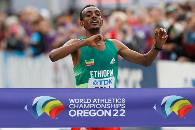 Bilder des Jahres 2022, Sport 07 Juli Ethiopian Tamarit Tola crosses the finish line to win the marathon men event during the World Athletics Championships at Hayward Field in Eugene, USA, 17 July 2022. World Athletics Championships !ACHTUNG: NUR REDAKTIONELLE NUTZUNG!  Copyright: xAlbertoxEstevezx AMDEP3698 20220717-b762f350da98073cecaf47239ce7b75f1f3ed46b