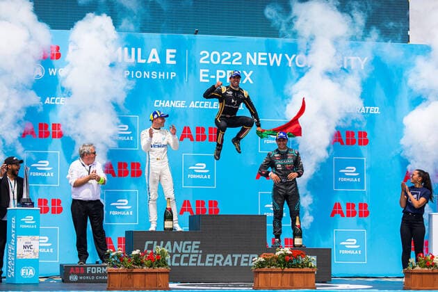 Bilder des Jahres 2022, Sport 07 Juli DA COSTA Antonio Felix (por), DS Techeetah, DS E-Tense FE21, VANDOORNE Stoffel (bel), Mercedes-EQ Silver Arrow 02, EVANS Mitch (nzl), Jaguar TCS Racing, Jaguar I-Type 5, BERESFORD Nigel, DS Techeetah Team Manager, podium ambiance during the 2022 New York City ePrix, 8th meeting of the 2021-22 ABB FIA Formula E World Championship, WM, Weltmeisterschaft on the Brooklyn Street Circuit from July 14 to 17, in New York, United States of America - AUTO - 2022 FORMULA E NEW YORK CITY ePRIX DPPI Panoramic  03422009-BR-376