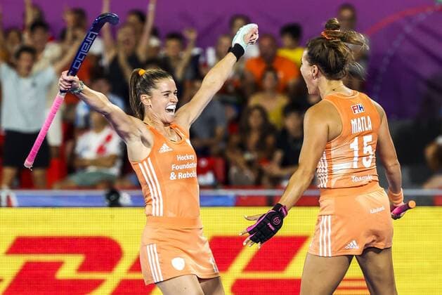 Bilder des Jahres 2022, Sport 07 Juli Sport Bilder des Tages TERRASSA - Frederique Matla (NED) receives the congratulations after scoring 2-0 during the final between the Netherlands and Argentina at the Hockey World Cup. ANP WILLEM VERNES FIH Hockey Women s World Cup 2022 2022 xVIxANPxSportx xxANPxIVx *** TERRASSA Frederique Matla NED receives the congratulations after scoring 2 0 during the final between the Netherlands and Argentina at the Hockey World Cup ANP WILLEM VERNES FIH Hockey Women s World Cup 2022 2022 xVIxANPxSportx xxANPxIVx 451916185 originalFilename: 451916185.jpg