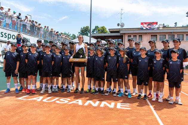 17 07 2022, Lausanne, Tennis WTA 250 Ladies Open Lausanne Olga Danilovic SRB and Petra MARTIC CRO Petra MARTIC CRO winner and the ball boy during the finals match at the WTA International Ladies Open Lausanne tennis tournament, in Lausanne, Switzerland, Sunday 17 July 2022 Photo by Fabrice De Gasperis Mediafab Photography via JustPictures ch Lausanne Tennis Club Lausanne Vaud Switzerland  Copyright: xJustPictures.ch FabricexDexGasperisx
