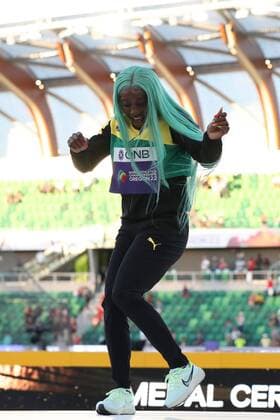 Mandatory Credit: Photo by Amanda Loman Shutterstock (13033002dd) Gold medalist Shelly-Ann Fraser-Pryce, of Jamaica, during the medal ceremony for the women s 100-meter run 2022 World Athletics Championships, Day Four Hayward Field, Eugene, Oregon, USA - 18 Jul 2022 2022 World Athletics Championships, Day Four Hayward Field, Eugene, Oregon, USA - 18 Jul 2022 Copyright: xAmandaxLoman Shutterstockx 13033002dd