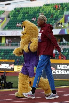 Mandatory Credit: Photo by Amanda Loman Shutterstock (13033002dh) Triple jump gold medalist, Yulimar Rojas, of Venezuela, walks to the medal ceremony with Legend, the big foot mascot 2022 World Athletics Championships, Day Four Hayward Field, Eugene, Oregon, USA - 18 Jul 2022 2022 World Athletics Championships, Day Four Hayward Field, Eugene, Oregon, USA - 18 Jul 2022 Copyright: xAmandaxLoman Shutterstockx 13033002dh