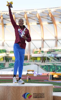 (220718) -- EUGENE, July 18, 2022 -- Gold medalist Venezuela s Yulimar Rojas celebrates during the awarding ceremony of women s triple jump at the World Athletics Championships Oregon22 in Eugene, Oregon, the United States, July 18, 2022. ) (SP)U.S.-EUGENE-ATHLETICS-WORLD CHAMPIONSHIPS-WOMEN S TRIPLE JUMP-AWARDING CEREMONY WangxYing 