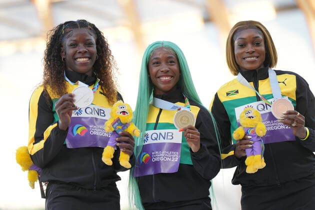 (220719) -- EUGENE, July 19, 2022 -- Gold medalist Jamaica s Shelly-Ann Fraser-Pryce (C) poses with her compatriots silver medalist Shericka Jackson (L) and bronze medalist Elaine Thompson-Herah during the awarding ceremony of women s 100m at the World Athletics Championships Oregon22 in Eugene, Oregon, the United States, July 18, 2022. ) (SP)U.S.-EUGENE-ATHLETICS-WORLD CHAMPIONSHIPS-WOMEN S 100M-AWARDING CEREMONY WangxYing 