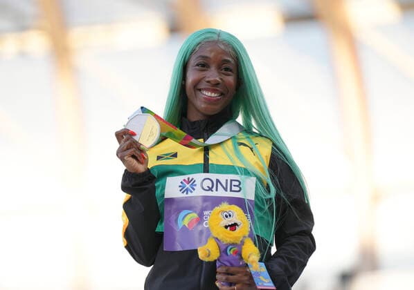 (220719) -- EUGENE, July 19, 2022 -- Gold medalist Jamaica s Shelly-Ann Fraser-Pryce poses for photos during the awarding ceremony of women s 100m at the World Athletics Championships Oregon22 in Eugene, Oregon, the United States, July 18, 2022. ) (SP)U.S.-EUGENE-ATHLETICS-WORLD CHAMPIONSHIPS-WOMEN S 100M-AWARDING CEREMONY WangxYing 