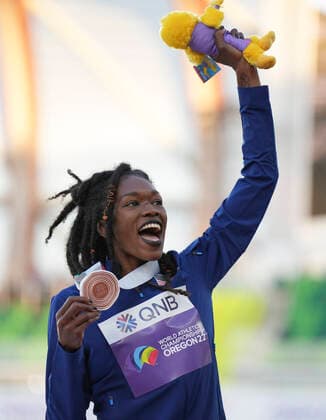 (220718) -- EUGENE, July 18, 2022 -- Bronze medalist Tori Franklin of the United States celebrates during the awarding ceremony of women s triple jump at the World Athletics Championships Oregon22 in Eugene, Oregon, the United States, July 18, 2022. ) (SP)U.S.-EUGENE-ATHLETICS-WORLD CHAMPIONSHIPS-WOMEN S TRIPLE JUMP-AWARDING CEREMONY WangxYing 
