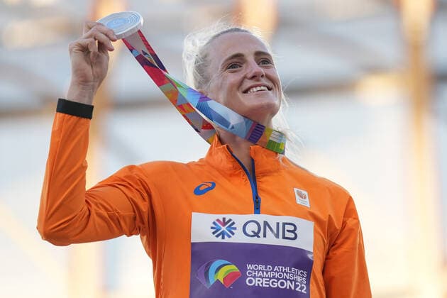 (220719) -- EUGENE, July 19, 2022 -- Silver medalist Anouk Vetter of the Netherlands shows her medal during the awarding ceremony of women s heptathlon at the World Athletics Championships Oregon22 in Eugene, Oregon, the United States, July 18, 2022. ) (SP)U.S.-EUGENE-ATHLETICS-WORLD CHAMPIONSHIPS-WOMEN S HEPTATHLON-AWARDING CEREMONY WangxYing 