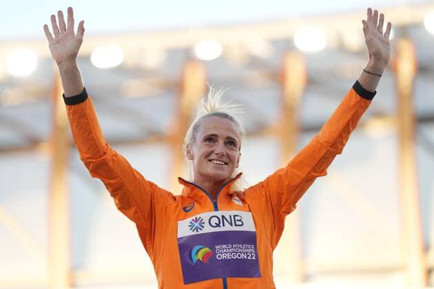 (220719) -- EUGENE, July 19, 2022 -- Silver medalist Anouk Vetter of the Netherlands waves to the spectators during the awarding ceremony of women s heptathlon at the World Athletics Championships Oregon22 in Eugene, Oregon, the United States, July 18, 2022. ) (SP)U.S.-EUGENE-ATHLETICS-WORLD CHAMPIONSHIPS-WOMEN S HEPTATHLON-AWARDING CEREMONY WangxYing 