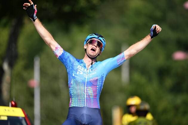 Sport Themen der Woche KW29 Sport Bilder des Tages FOIX, FRANCE - JULY 19 : Houle Hugo (CAN) of Israel - Premier Tech victory during stage 16 of the 109th edition of the 2022 Tour de France cycling race, a stage of 179 kms with start in Carcassonne and finish in Foix on July 19, 2022 in Foix, France, 19 07 2022 ( Motordriver Kenny Verfaillie - Tour de France 2022 - Stage 16 PhotoNews Panoramic 