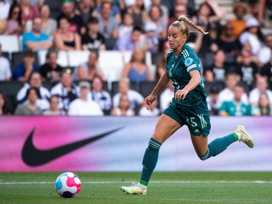 Giulia Gwinn Germany 15 on the ball, GBR, Germany vs Finland, Football UEFA Womens EURO 2022, 16 07 2022, Group B, Matchday 3 GBR, Germany vs Finland, Football UEFA Womens EURO 2022, 16 07 2022, Group B, Matchday 3 Milton Keynes Copyright: xEibner Memmlerx EP_MMR