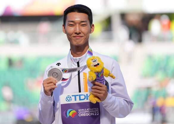 (220720) -- EUGENE, July 20, 2022 -- Silver medalist South Korea s Woo Sanghyeok shows his medal during the awarding ceremony for men s high jump at the World Athletics Championships Oregon22 in Eugene, Oregon, the United States, July 19, 2022. ) (SP)U.S.-EUGENE-ATHLETICS-WORLD CHAMPIONSHIPS-MEN S HIGH JUMP-AWARDING CEREMONY WuxXiaoling 