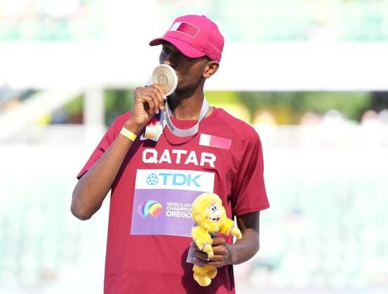 (220720) -- EUGENE, July 20, 2022 -- Gold medalist Qatar s Mutaz Essa Barshim kisses his gold medal during the awarding ceremony for men s high jump at the World Athletics Championships Oregon22 in Eugene, Oregon, the United States, July 19, 2022. ) (SP)U.S.-EUGENE-ATHLETICS-WORLD CHAMPIONSHIPS-MEN S HIGH JUMP-AWARDING CEREMONY WuxXiaoling 