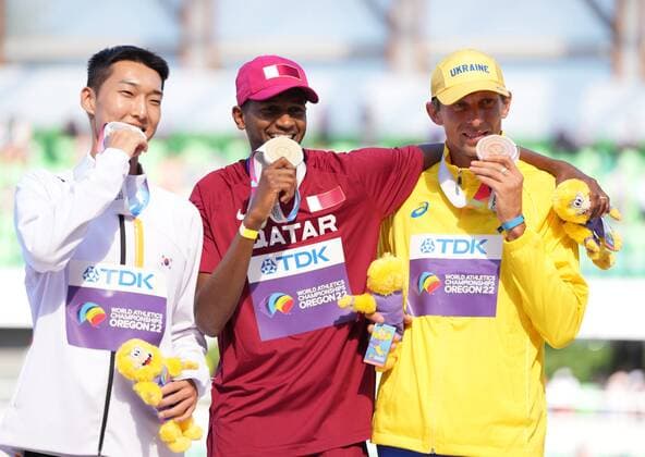 (220720) -- EUGENE, July 20, 2022 -- Gold medalist Qatar s Mutaz Essa Barshim (C) poses with silver medalist South Korea s Woo Sanghyeok (L) and bronze medalist Ukraine s Andriy Protsenko during the awarding ceremony for men s high jump at the World Athletics Championships Oregon22 in Eugene, Oregon, the United States, July 19, 2022. ) (SP)U.S.-EUGENE-ATHLETICS-WORLD CHAMPIONSHIPS-MEN S HIGH JUMP-AWARDING CEREMONY WuxXiaoling 
