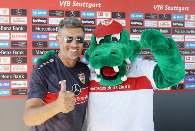 Sport Themen der Woche KW29 Sport Bilder des Tages Stuttgart , Fußball VfB Stuttgart Saison Kickoff , Präsident Claus Vogt und Maskottchen Fritzle *** Stuttgart , Football VfB Stuttgart season kickoff , President Claus Vogt and mascot Fritzle