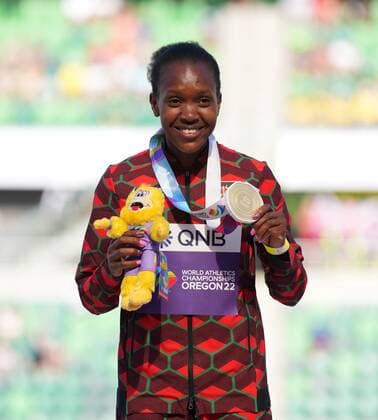(220720) -- EUGENE, July 20, 2022 -- Gold medalist Kenya s Faith Kipyegon shows her medal during the awarding ceremony for women s 1500m at the World Athletics Championships Oregon22 in Eugene, Oregon, the United States, July 19, 2022. ) (SP)U.S.-EUGENE-ATHLETICS-WORLD CHAMPIONSHIPS-WOMEN S 1500M AWARDING CEREMONY WuxXiaoling 