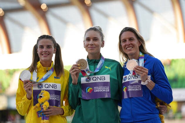 (220720) -- EUGENE, July 20, 2022 -- Gold medalist Eleanor Patterson (C) of Australia, silver medalist Yaroslava Mahuchikh (L) of Ukraine and bronze medalist Elena Vallortigara of Italy attend the women s high jump awarding ceremony at the World Athletics Championships Oregon22 in Eugene, Oregon, the United States, July 19, 2022. ) (SP)U.S.-EUGENE-ATHLETICS-WORLD CHAMPIONSHIPS-WOMEN S HIGH JUMP-AWARDING CEREMONY WangxYing 