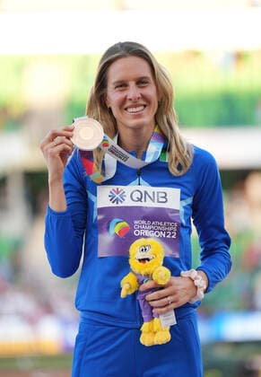 (220720) -- EUGENE, July 20, 2022 -- Bronze medalist Elena Vallortigara of Italy poses for photos during the women s high jump awarding ceremony at the World Athletics Championships Oregon22 in Eugene, Oregon, the United States, July 19, 2022. ) (SP)U.S.-EUGENE-ATHLETICS-WORLD CHAMPIONSHIPS-WOMEN S HIGH JUMP-AWARDING CEREMONY WangxYing 