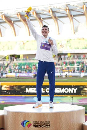 (220720) -- EUGENE, July 20, 2022 -- Gold medalist Jake Wightman of Britain celebrates during the men s 1500m awarding ceremony at the World Athletics Championships Oregon22 in Eugene, Oregon, the United States, July 19, 2022. ) (SP)U.S.-EUGENE-ATHLETICS-WORLD CHAMPIONSHIPS-MEN S 1500M-AWARDING CEREMONY WangxYing 