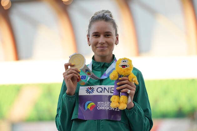 (220720) -- EUGENE, July 20, 2022 -- Gold medalist Eleanor Patterson of Australia poses for photos during the women s high jump awarding ceremony at the World Athletics Championships Oregon22 in Eugene, Oregon, the United States, July 19, 2022. ) (SP)U.S.-EUGENE-ATHLETICS-WORLD CHAMPIONSHIPS-WOMEN S HIGH JUMP-AWARDING CEREMONY WangxYing 