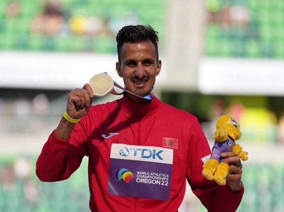 (220720) -- EUGENE, July 20, 2022 -- Gold medalist Soufiane El Bakkali of Morroco poses with the medal during the awarding ceremony for men s 3000m steeplechase at the World Athletics Championships Oregon22 in Eugene, Oregon, the United States, July 19, 2022. ) (SP)U.S.-EUGENE-ATHLETICS-WORLD CHAMPIONSHIPS-MEN S 3000M STEEPLECHASE-AWARDING CEREMONY WuxXiaoling 