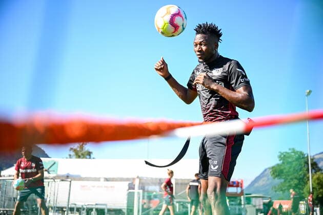 AUT, Trainingslager Bayer Leverkusen 19.07.2022, Alois-Latini-Stadion , Kaprun Zell am See, AUT, Trainingslager Bayer Leverkusen im Bild picture shows Edmond Tapsoba (Bayer Leverkusen 12) köpft den Ball *** AUT, Bayer Leverkusen training camp 19 07 2022, Alois Latini Stadium , Kaprun Zell am See, AUT, Bayer Leverkusen training camp in picture picture shows Edmond Tapsoba Bayer Leverkusen 12 heads the ball nordphotoxGmbHx xKröger nordphoto00008