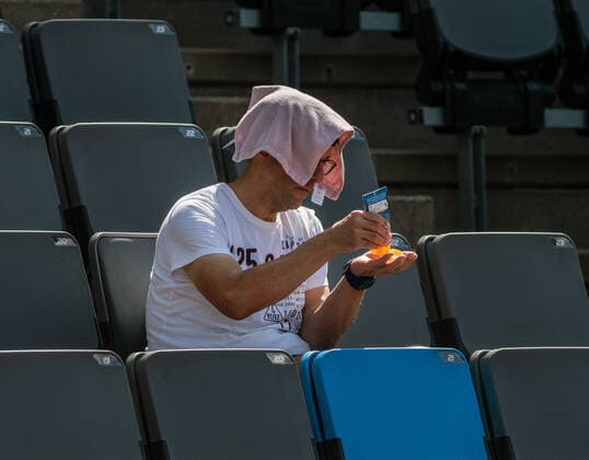 Hamburg European Open 2022 20 07 2022, Tennisanlage am Rothenbaum, Hamburg Quickly put on some sunscreen before the match Â