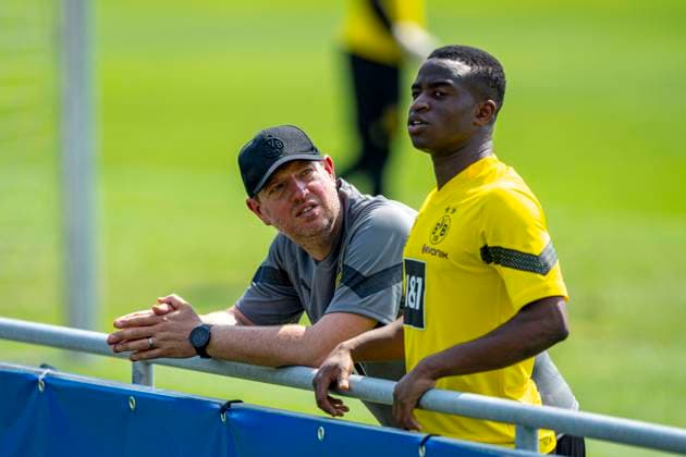 Borussia Dortmund soccer training camp, 2022 2023 season, day 6 at the Ri Au sports facility in Bad Ragaz Sports psychologist Philipp Laux l talks to Youssoufa Moukoko Copyright: xKirchner DavidxInderliedx
