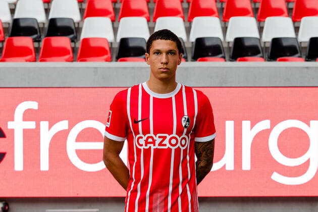 Nishan Burkhart SC Freiburg, 45 SC Freiburg, 1 Bundesliga, Portraittermin 2022 2022, 20 07 2022 DFB DFL REGULATIONS PROHIBIT ANY USE OF PHOTOGRAPHS AS IMAGE SEQUENCES AND OR QUASI VIDEO SC Freiburg, 1 Bundesliga, Portraittermin 2022 2023, 20 07 2022 Freiburg Copyright: xEibner-Pressefoto RogerxBuerkex EP_EER