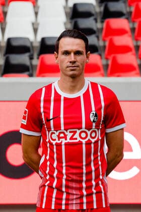 Nicolas Hoefler SC Freiburg 27 SC Freiburg, 1 Bundesliga, Portraittermin 2022 2022, 20 07 2022 DFB DFL REGULATIONS PROHIBIT ANY USE OF PHOTOGRAPHS AS IMAGE SEQUENCES AND OR QUASI VIDEO SC Freiburg, 1 Bundesliga, Portraittermin 2022 2023, 20 07 2022 Freiburg Copyright: xEibner-Pressefoto RogerxBuerkex EP_EER