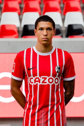 Nishan Burkhart SC Freiburg, 45 SC Freiburg, 1 Bundesliga, Portraittermin 2022 2022, 20 07 2022 DFB DFL REGULATIONS PROHIBIT ANY USE OF PHOTOGRAPHS AS IMAGE SEQUENCES AND OR QUASI VIDEO SC Freiburg, 1 Bundesliga, Portraittermin 2022 2023, 20 07 2022 Freiburg Copyright: xEibner-Pressefoto RogerxBuerkex EP_EER