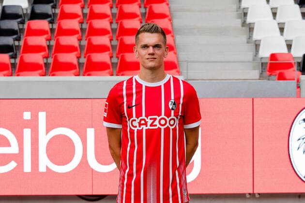 Matthias Ginter SC Freiburg 28 SC Freiburg, 1 Bundesliga, Portraittermin 2022 2022, 20 07 2022 DFB DFL REGULATIONS PROHIBIT ANY USE OF PHOTOGRAPHS AS IMAGE SEQUENCES AND OR QUASI VIDEO SC Freiburg, 1 Bundesliga, Portraittermin 2022 2023, 20 07 2022 Freiburg Copyright: xEibner-Pressefoto RogerxBuerkex EP_EER