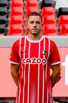 Christian Guenter SC Freiburg 30 SC Freiburg, 1 Bundesliga, Portraittermin 2022 2022, 20 07 2022 DFB DFL REGULATIONS PROHIBIT ANY USE OF PHOTOGRAPHS AS IMAGE SEQUENCES AND OR QUASI VIDEO SC Freiburg, 1 Bundesliga, Portraittermin 2022 2023, 20 07 2022 Freiburg Copyright: xEibner-Pressefoto RogerxBuerkex EP_EER