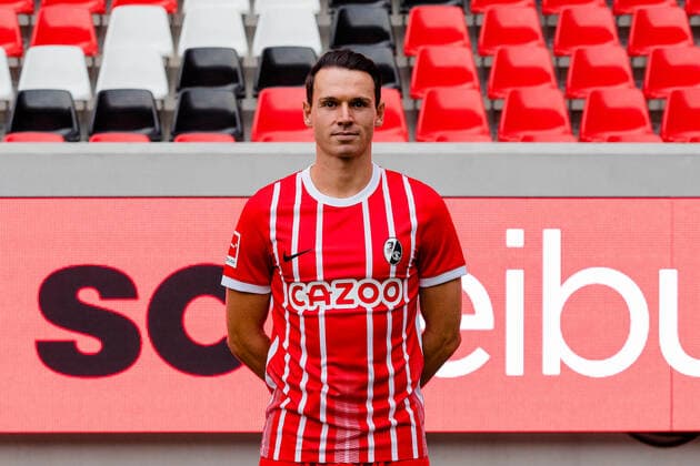 Nicolas Hoefler SC Freiburg 27 SC Freiburg, 1 Bundesliga, Portraittermin 2022 2022, 20 07 2022 DFB DFL REGULATIONS PROHIBIT ANY USE OF PHOTOGRAPHS AS IMAGE SEQUENCES AND OR QUASI VIDEO SC Freiburg, 1 Bundesliga, Portraittermin 2022 2023, 20 07 2022 Freiburg Copyright: xEibner-Pressefoto RogerxBuerkex EP_EER
