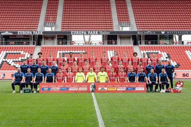 Team photo SC Freiburg, 1 Bundesliga, 2022 2022, 20 07 2022 Back row Noah Weisshaupt, Kevin Schade, Christian Guenter, Yannik Keitel, Kimberly Ezekwem, Nils Peters, Matthias Ginter, Keven Schlotterbeck, Michael Gregoritsch, Philipp Lienhardt, Kiliann Sildillia, Manuel Gulde, Maximillian Eggestein Middle row Co coach Florian Bruns, goalkeeping coach Michael Mueller, athletic trainer Daniel Wolf, athletic trainer Maximilian Kessler, Daniel Kofi Kyereh, Jonathan Schmid, Nicolas Hoefler, Roland Sallai, Lucas Hoeler, Lukas Kuebler, Hugo Siquet, Vincenzo Grifo, coach Christian Streich, Co-coach Lars Vossler, Co-coach Patrick Baier Front row physiotherapist Florian Mack, physiotherapist Markus Behrens, physiotherapist Torge Schwarz, physiotherapist Uwe Vetter, Nishan Burkhart, Robert Wagner, Benjamin Uphoff, Mark Flekken, Noah Atubolu, Ristu Doan, Wooyeong Jeong, Team doctor Dr Dr Markus Wenning, Team doctor Dr Helge Eberbach, Witness Max Beckmann, Bus driver Stefan Spohn Missing Team doctor Dr Jochen Gruber DFB DFL REGULATIONS PROHIBIT ANY USE OF PHOTOGRAPHS AS IMAGE SEQUENCES AND OR QUASI VIDEO SC Freiburg, 1 Bundesliga, Portraittermin 2022 2023, 20 07 2022 Freiburg Copyright: xEibner-Pressefoto RogerxBuerkex EP_EER