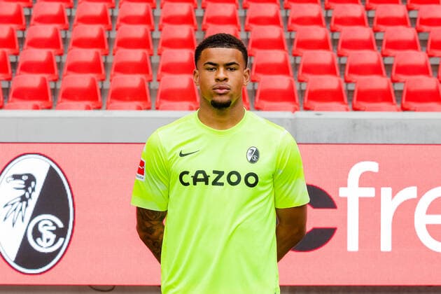 Noah Atubolu SC Freiburg, 21 SC Freiburg, 1 Bundesliga, Portraittermin 2022 2022, 20 07 2022 DFB DFL REGULATIONS PROHIBIT ANY USE OF PHOTOGRAPHS AS IMAGE SEQUENCES AND OR QUASI VIDEO SC Freiburg, 1 Bundesliga, Portraittermin 2022 2023, 20 07 2022 Freiburg Copyright: xEibner-Pressefoto RogerxBuerkex EP_EER