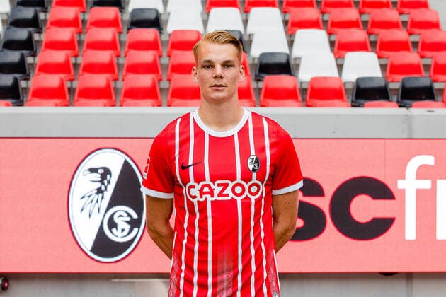 Philipp Lienhart SC Freiburg, 03 SC Freiburg, 1 Bundesliga, Portraittermin 2022 2022, 20 07 2022 DFB DFL REGULATIONS PROHIBIT ANY USE OF PHOTOGRAPHS AS IMAGE SEQUENCES AND OR QUASI VIDEO SC Freiburg, 1 Bundesliga, Portraittermin 2022 2023, 20 07 2022 Freiburg Copyright: xEibner-Pressefoto RogerxBuerkex EP_EER